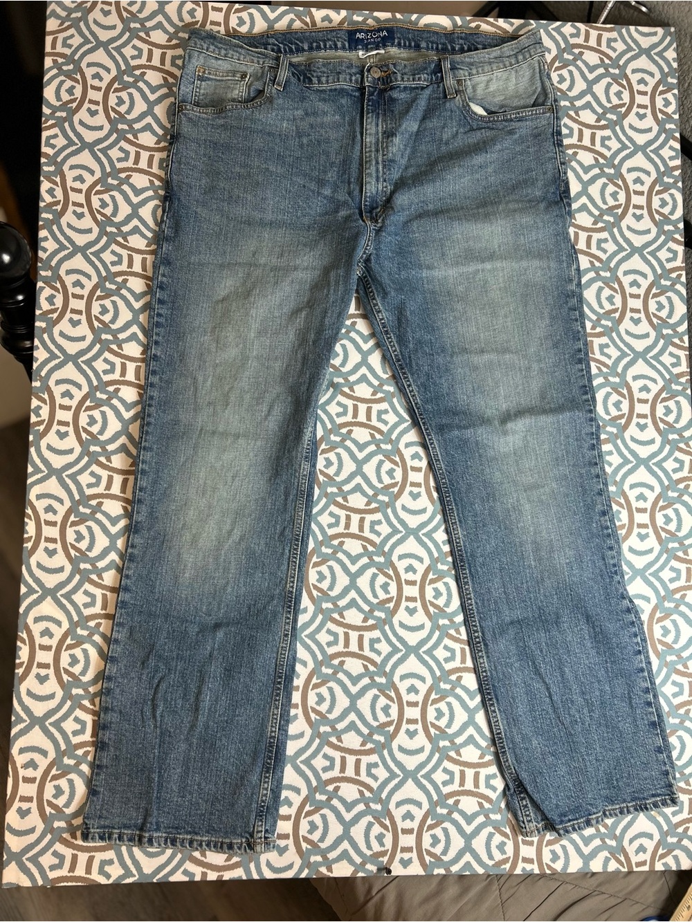 Arizona Jean Company Men's Straight Jeans in Faded Blue